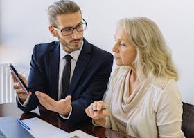 O nas Professional business discussion between a consultant and client in an office setting.